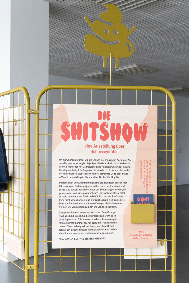 Beispielhafte Ansicht der Ausstellung SHITSHOW A show about shitty feelings. Im Fokus: Die Aufmachertafel